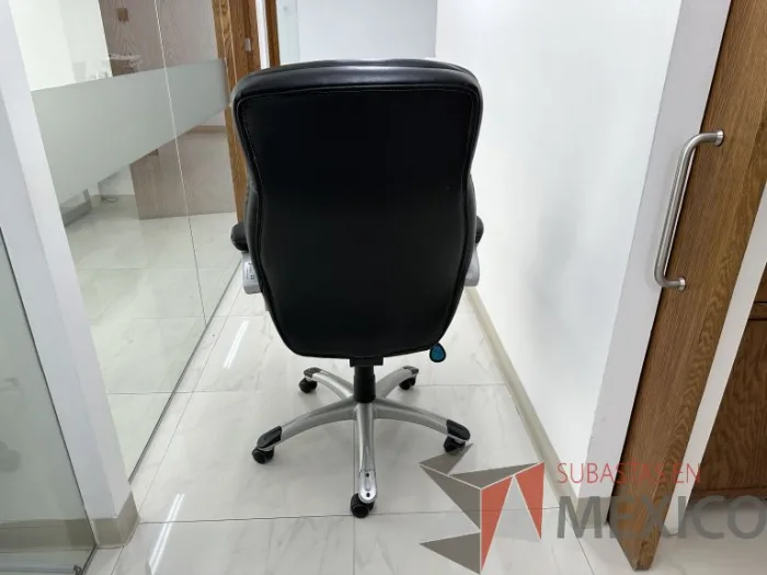 Lote 023 - Silla operativa con ruedas, descansabrazos, asiento y respaldo color negro - Imagen 4