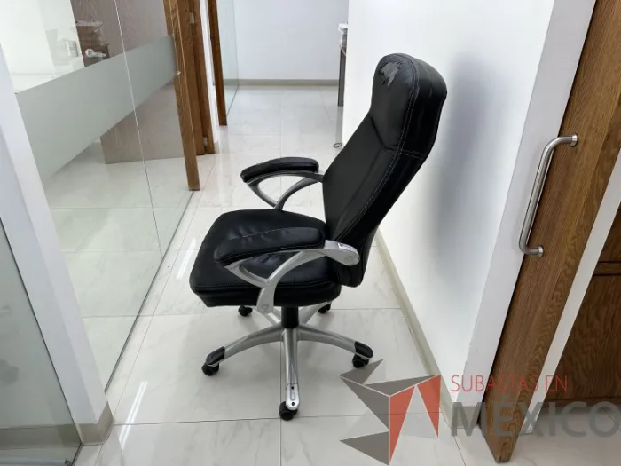 Lote 023 - Silla operativa con ruedas, descansabrazos, asiento y respaldo color negro - Imagen 5