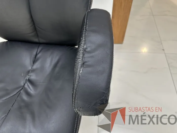 Lote 023 - Silla operativa con ruedas, descansabrazos, asiento y respaldo color negro - Imagen 7