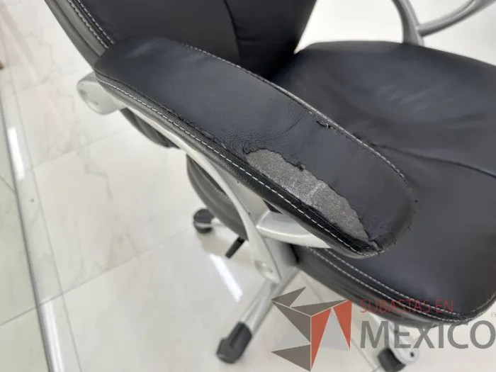 Lote 023 - Silla operativa con ruedas, descansabrazos, asiento y respaldo color negro - Imagen 8