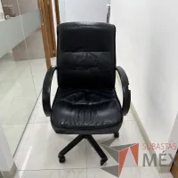 Lote 024 - Silla operativa con ruedas, descansabrazos, asiento y respaldo color negro