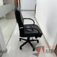 Lote 024 - Silla operativa con ruedas, descansabrazos, asiento y respaldo color negro - Imagen 3