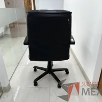 Lote 024 - Silla operativa con ruedas, descansabrazos, asiento y respaldo color negro - Imagen 4