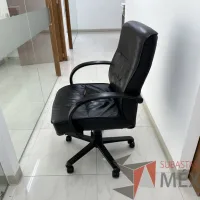 Lote 024 - Silla operativa con ruedas, descansabrazos, asiento y respaldo color negro - Imagen 6
