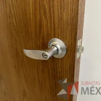 Lote 073 - Puerta de madera con chapa y marco - Imagen 2