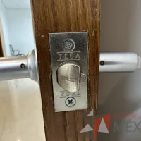 Lote 073 - Puerta de madera con chapa y marco - Imagen 3