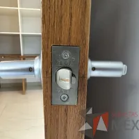 Lote 073 - Puerta de madera con chapa y marco - Imagen 5