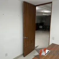 Lote 074 - Puerta de madera con chapa y marco - Imagen 2