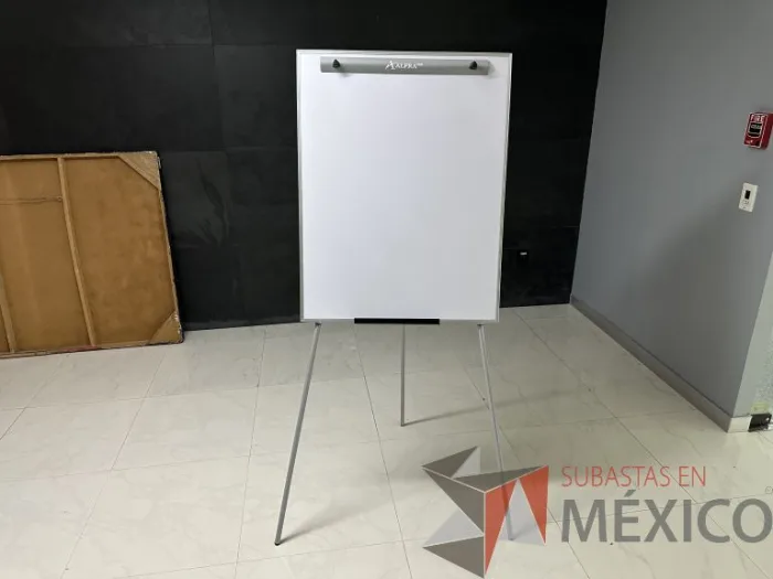 Lote 086 - Pizarrón con tripie