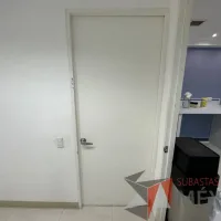 Lote 090 - Puerta de madera con marco