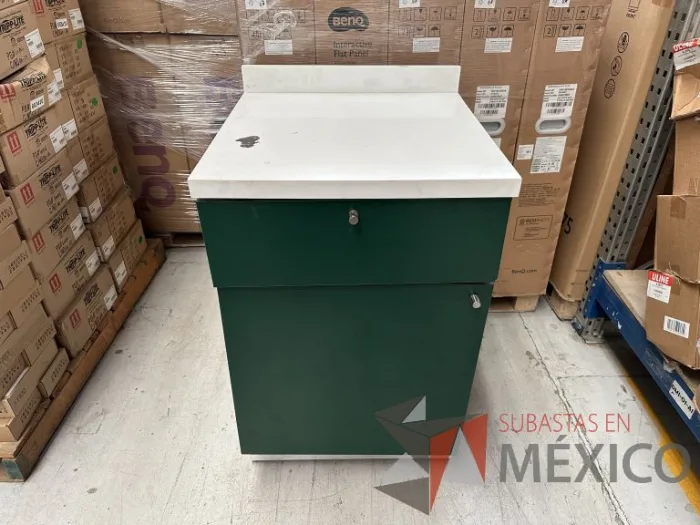 Lote 007 - Mueble con 1 cajón y una puerta color verde
