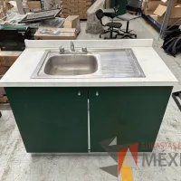 Lote 003 - Mueble color verde con tarja de acero inoxidable