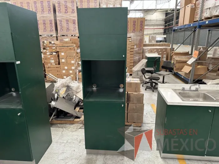 Lote 004 - Gabinete alto y 5 kits ajuste de altura