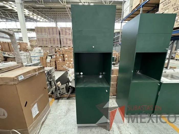 Lote 010 - Gabinete alto con 2 puertas y espacio para microondas