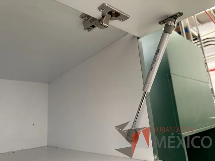 Lote 010 - Gabinete alto con 2 puertas y espacio para microondas - Imagen 7
