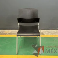 Lote 006 - 7 Sillas de visita de 4 patas metálicas con asiento y respaldo color negro