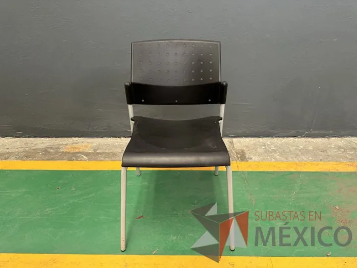 Lote 006 - 7 Sillas de visita de 4 patas metálicas con asiento y respaldo color negro - Imagen 5