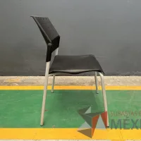 Lote 006 - 7 Sillas de visita de 4 patas metálicas con asiento y respaldo color negro - Imagen 4