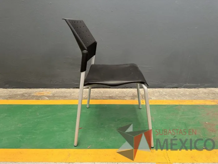 Lote 006 - 7 Sillas de visita de 4 patas metálicas con asiento y respaldo color negro - Imagen 4
