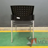 Lote 006 - 7 Sillas de visita de 4 patas metálicas con asiento y respaldo color negro - Imagen 3