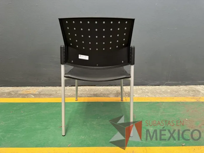 Lote 006 - 7 Sillas de visita de 4 patas metálicas con asiento y respaldo color negro - Imagen 3