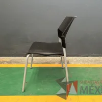 Lote 006 - 7 Sillas de visita de 4 patas metálicas con asiento y respaldo color negro - Imagen 2