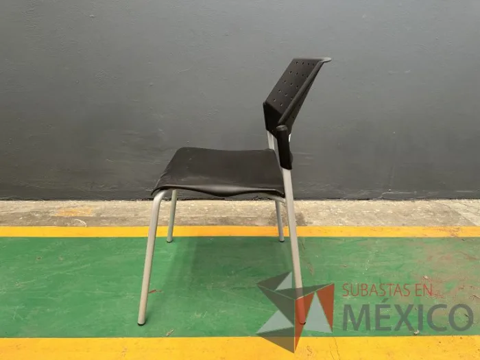 Lote 006 - 7 Sillas de visita de 4 patas metálicas con asiento y respaldo color negro - Imagen 2