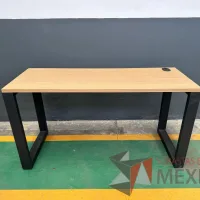 Lote 010 - Mesa de trabajo con base metálica color negro y cubierta color madera