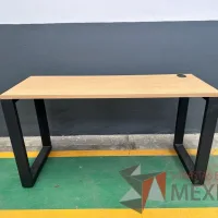 Lote 015 - Mesa de trabajo con base metálica color negro