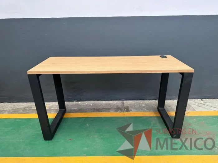 Lote 015 - Mesa de trabajo con base metálica color negro