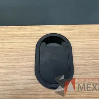 Lote 010 - Mesa de trabajo con base metálica color negro y cubierta color madera - Imagen 4