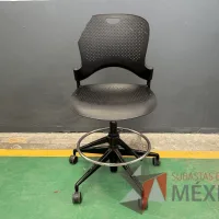 Lote 007 - Silla alta con descansa pies, asiento y respaldo color negro