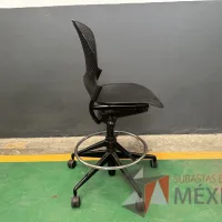 Lote 007 - Silla alta con descansa pies, asiento y respaldo color negro - Imagen 5