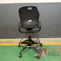 Lote 007 - Silla alta con descansa pies, asiento y respaldo color negro - Imagen 4