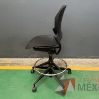 Lote 007 - Silla alta con descansa pies, asiento y respaldo color negro - Imagen 3