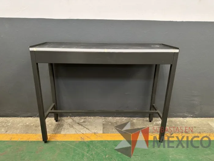 Lote 017 - Mesa de trabajo metálica color negro
