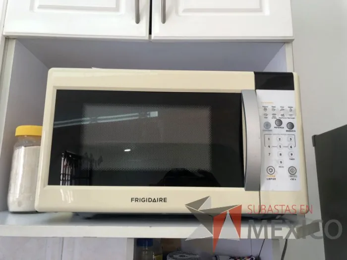 Lote 039 - Horno de microondas, FRIGIDAIRE, Modelo: FMX071D1PWM - Imagen 3