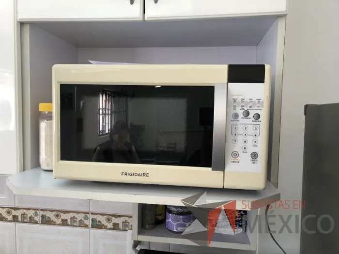 Lote 039 - Horno de microondas, FRIGIDAIRE, Modelo: FMX071D1PWM - Imagen 8