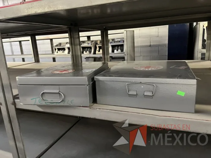 Lote 014 - 2 cajas para botiquin y 27 cajas metálicas color gris - Imagen 6