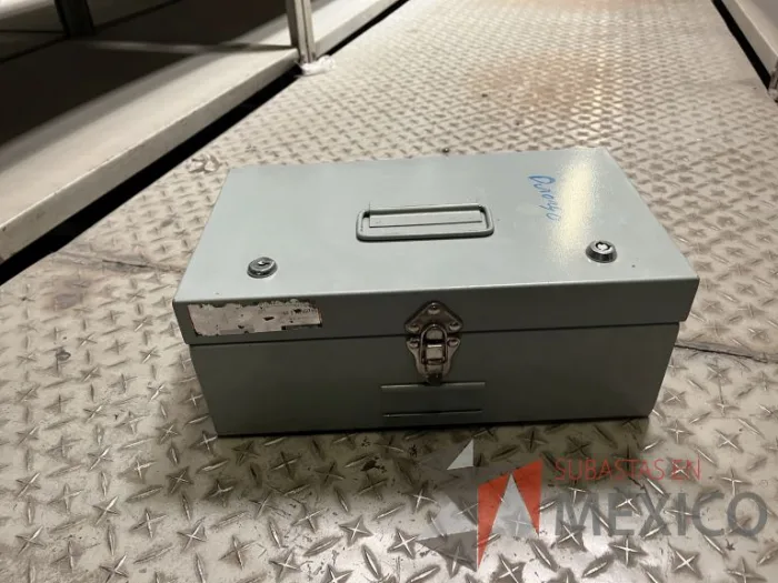 Lote 014 - 2 cajas para botiquin y 27 cajas metálicas color gris - Imagen 9