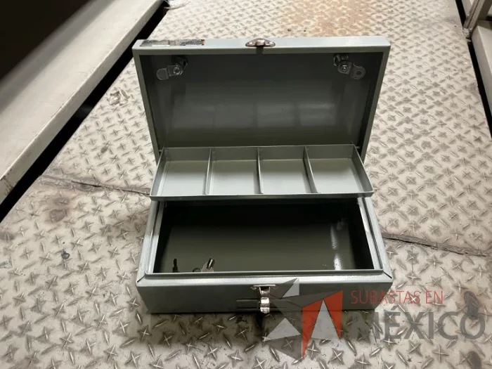 Lote 014 - 2 cajas para botiquin y 27 cajas metálicas color gris - Imagen 10