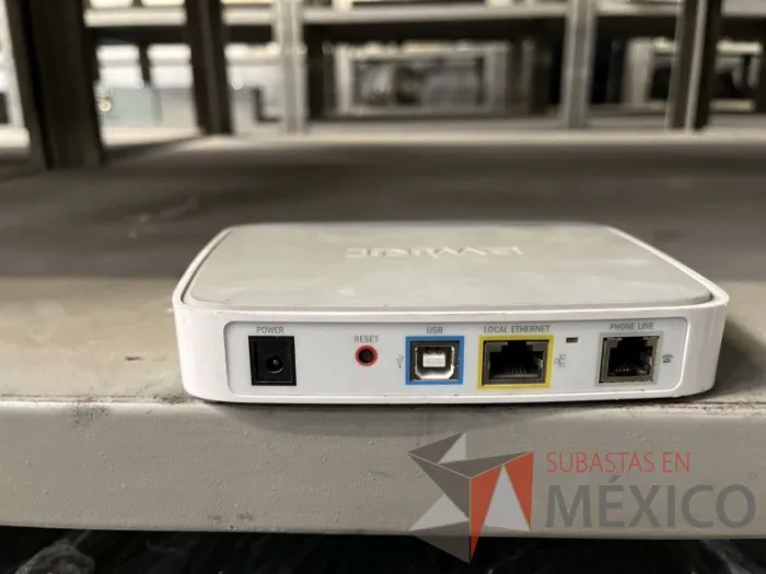 Lote 035 - 10 Modem, 63 Switch, Procesador de audio, 2 Chasis de comunicaciones y Gabinete metálico - Imagen 25