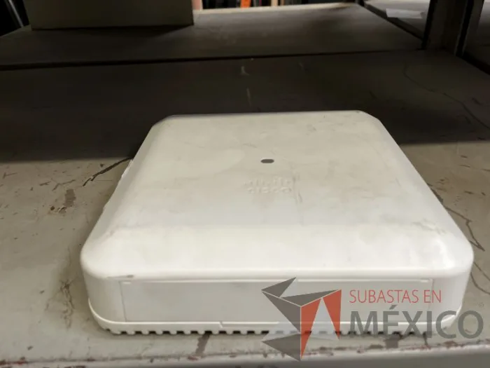 Lote 035 - 10 Modem, 63 Switch, Procesador de audio, 2 Chasis de comunicaciones y Gabinete metálico - Imagen 2
