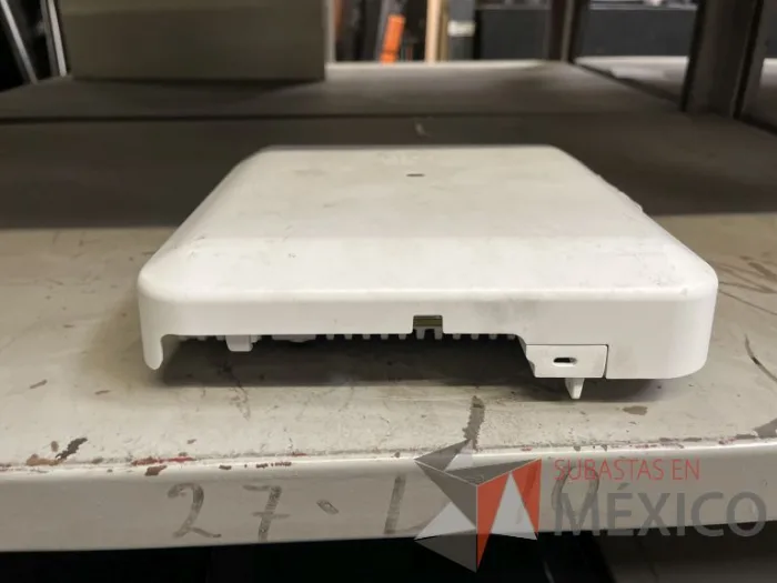 Lote 035 - 10 Modem, 63 Switch, Procesador de audio, 2 Chasis de comunicaciones y Gabinete metálico - Imagen 3