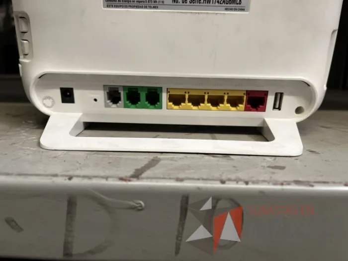 Lote 035 - 10 Modem, 63 Switch, Procesador de audio, 2 Chasis de comunicaciones y Gabinete metálico - Imagen 7
