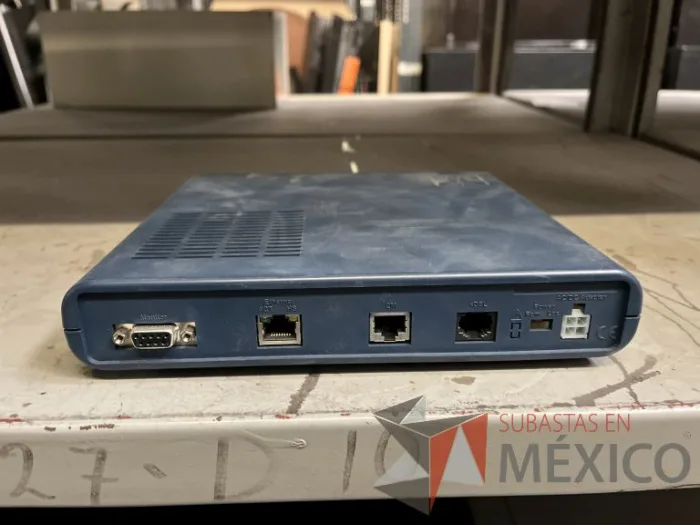Lote 035 - 10 Modem, 63 Switch, Procesador de audio, 2 Chasis de comunicaciones y Gabinete metálico - Imagen 10