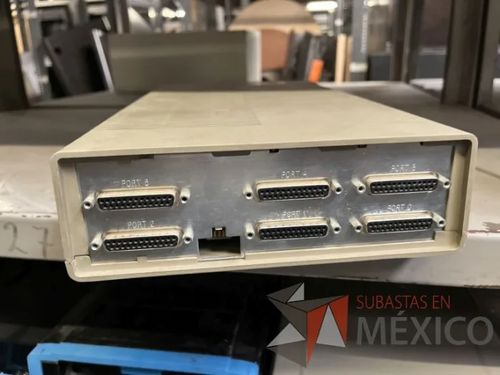 Lote 035 - 10 Modem, 63 Switch, Procesador de audio, 2 Chasis de comunicaciones y Gabinete metálico - Imagen 18
