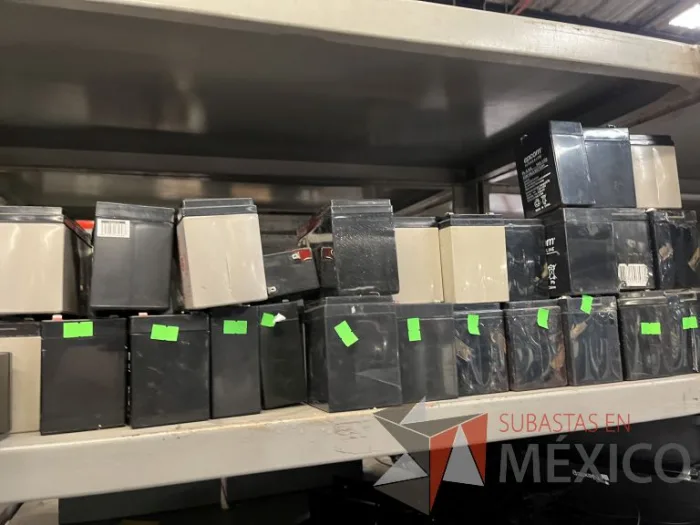Lote 038 - 70 Pilas de diferentes modelos