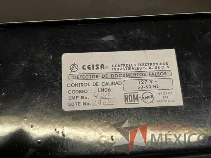 Lote 015 - 580 Lamparas de luz negra, 2 Certificadoras de cheques, 1 Guillotina y 7 perforadoras de papel - Imagen 24