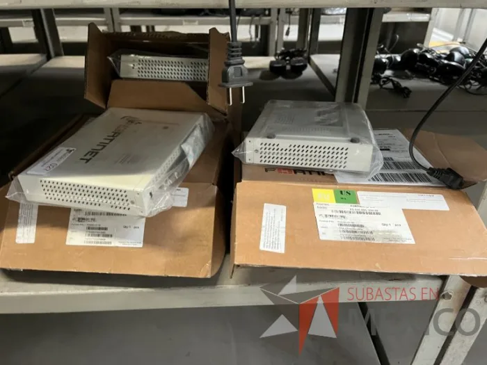 Lote 035 - 10 Modem, 63 Switch, Procesador de audio, 2 Chasis de comunicaciones y Gabinete metálico - Imagen 184